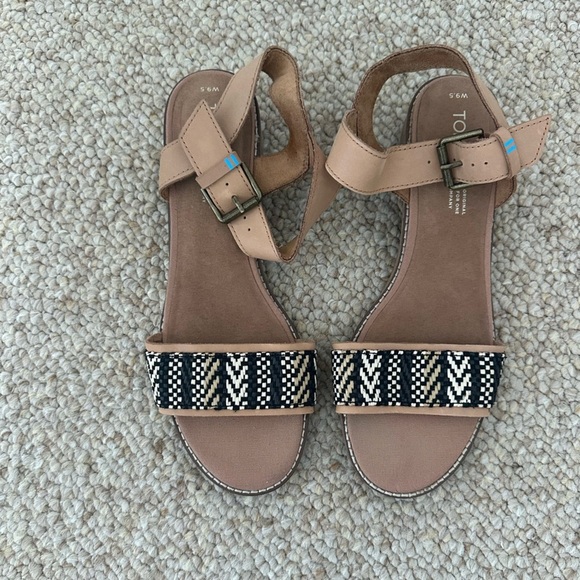 Toms Shoes - Toms size 9.5 beachy sandals